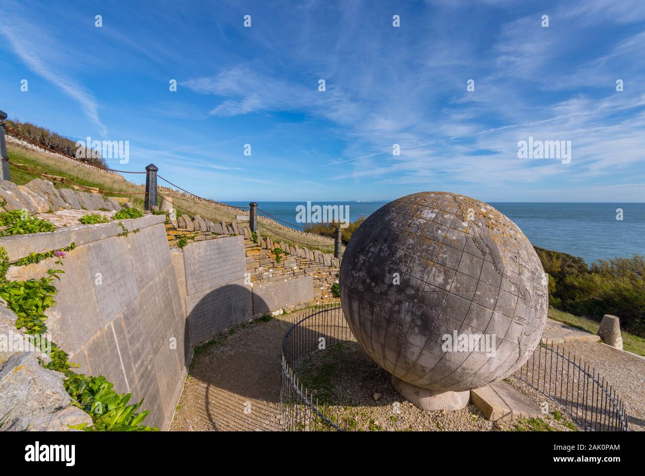 Il grande globo vicino castello Durlston in Durlston Country Park, Swanage, Dorset, Regno Unito Foto Stock