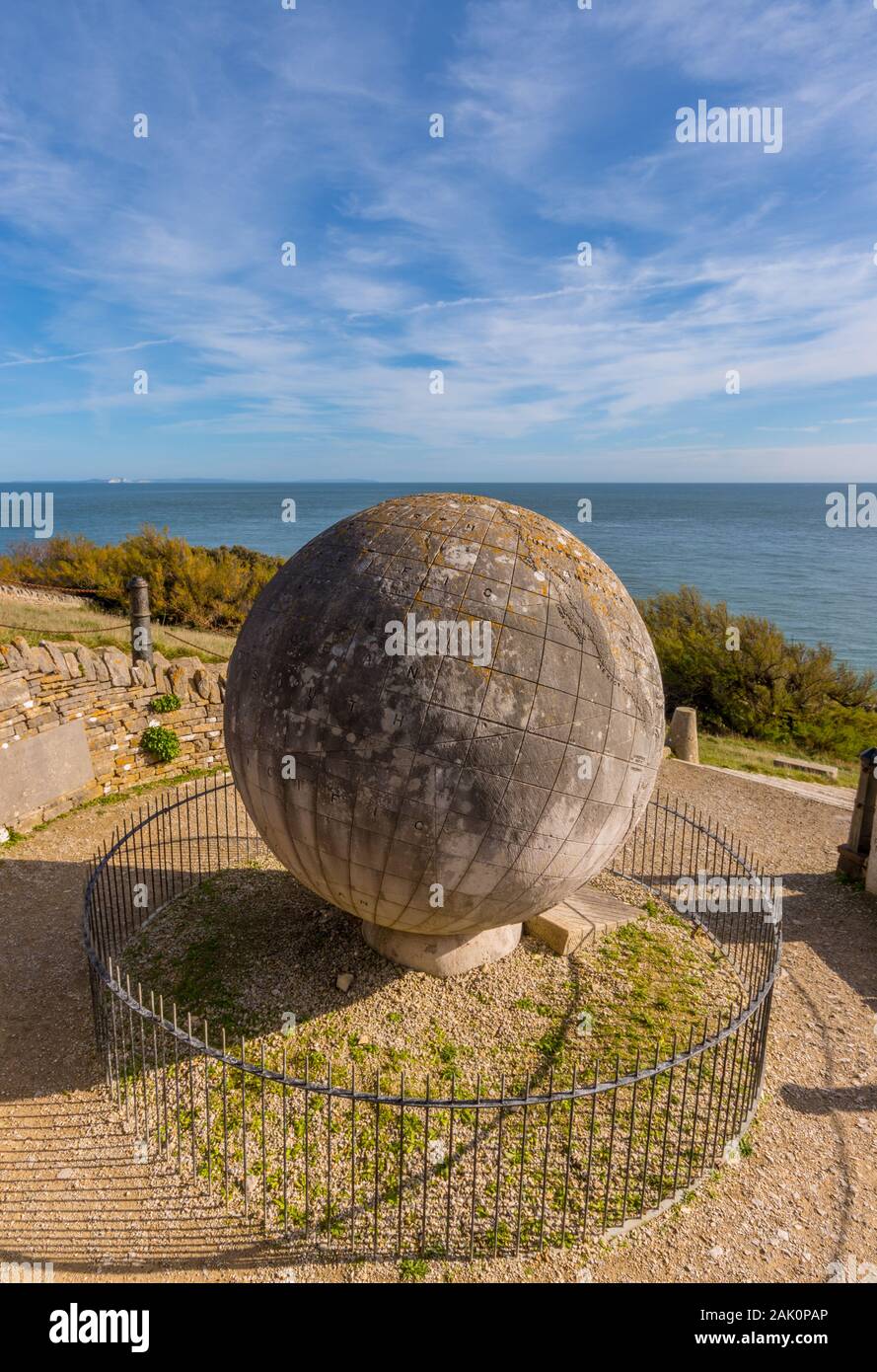 Il grande globo vicino castello Durlston in Durlston Country Park, Swanage, Dorset, Regno Unito Foto Stock