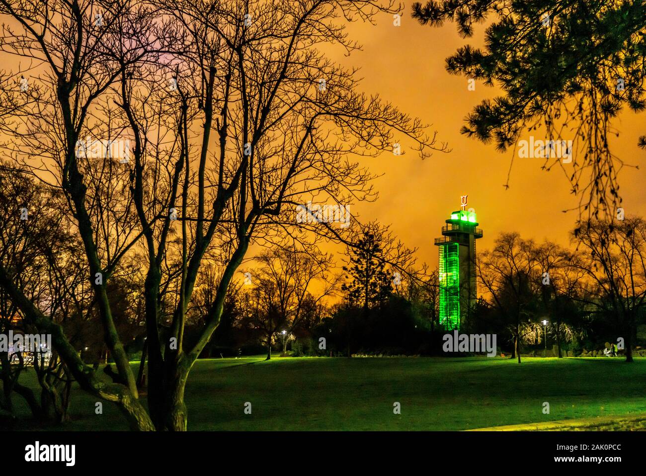 La Al Grugapark, landscape Park, serate, in inverno il Grugaturm, torre di osservazione, Essen, Germania, Foto Stock