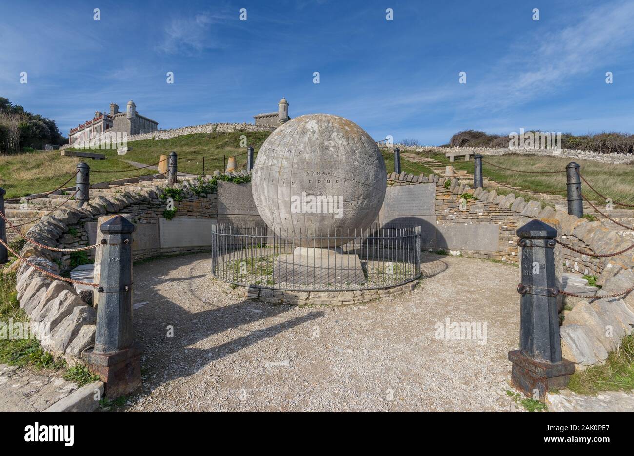 Il grande globo vicino castello Durlston in Durlston Country Park, Swanage, Dorset, Regno Unito Foto Stock