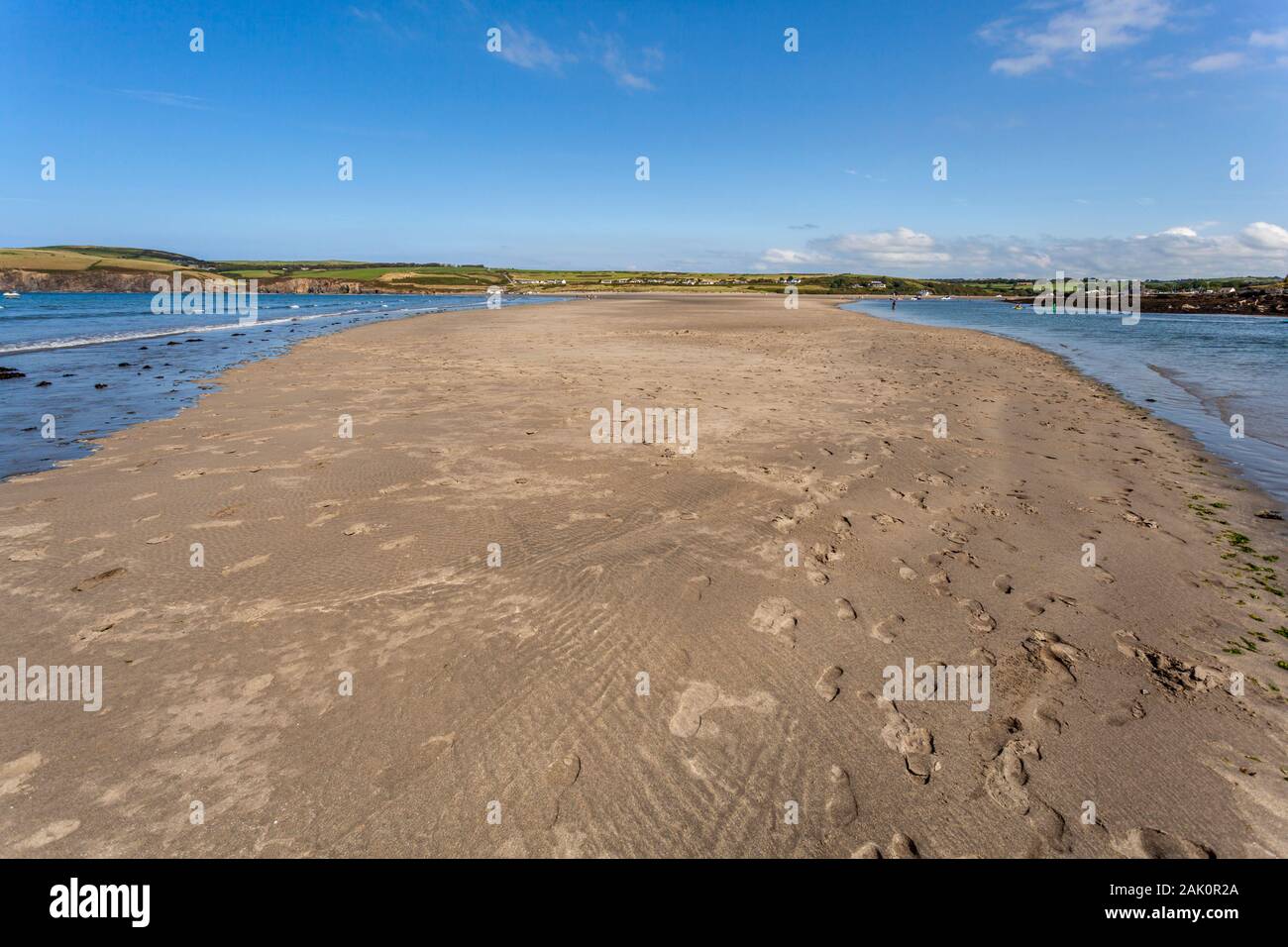 In piedi alla bocca del Nevern estuario e guardando verso l'interno oltre il vasto sabbie di Newport sands, una tempesta Beach a nord Pembrokeshire, Galles Foto Stock