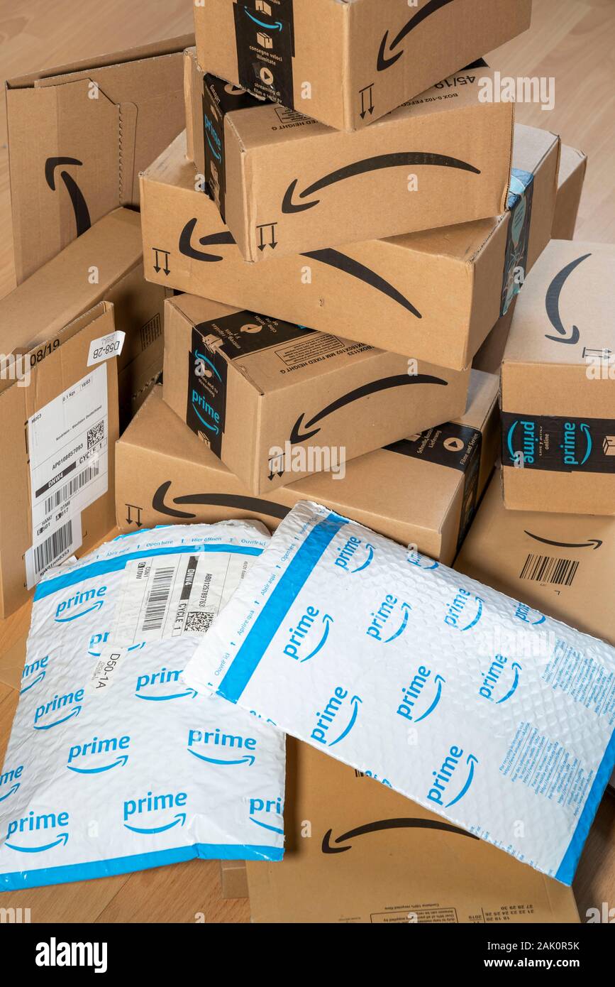 Pacchetti di posta elettronica online ordini società Amazon, imballaggi vari, Amazon, Foto Stock