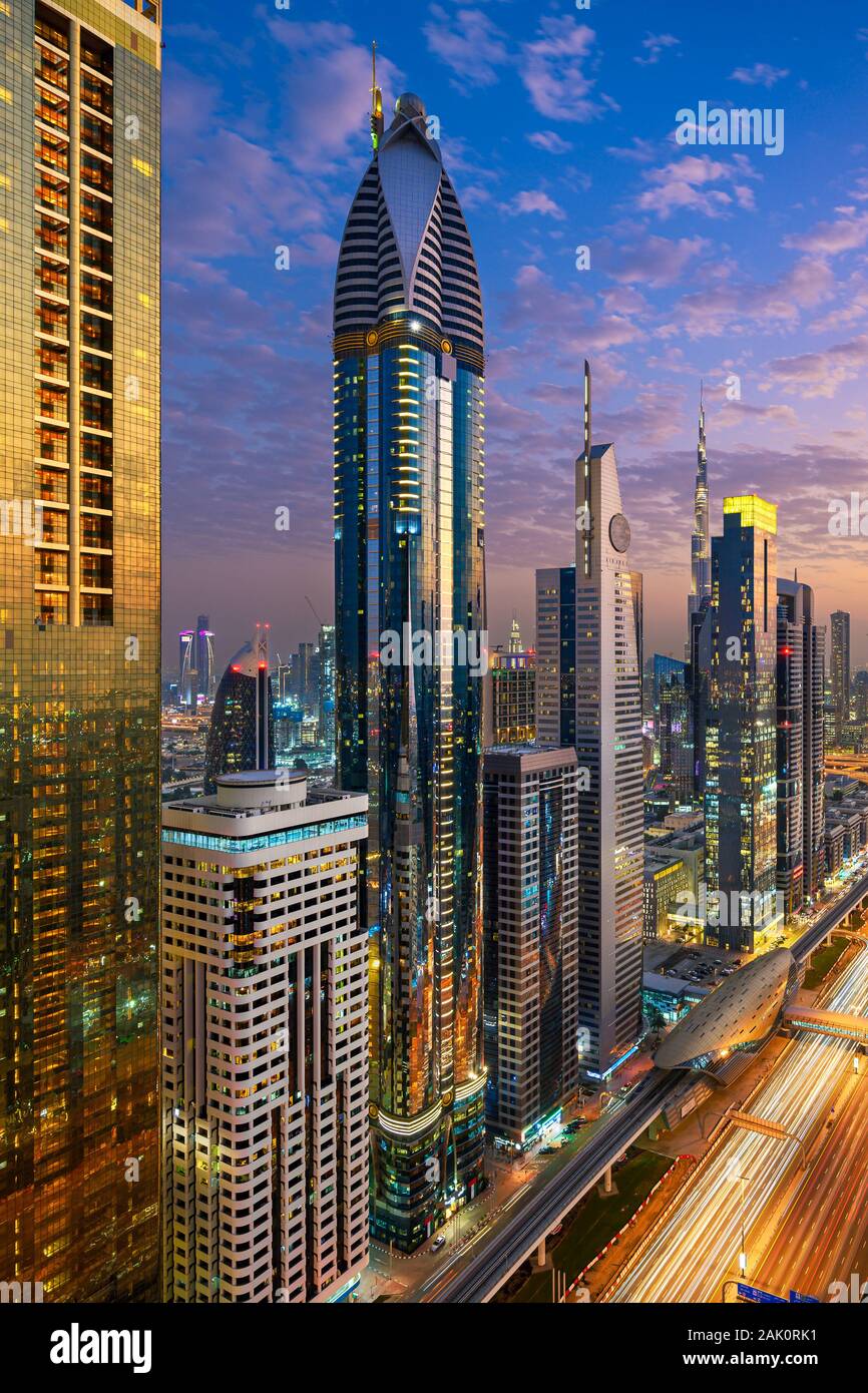 Antenna vista notturna dei grattacieli lungo la Sheikh Zayed Road a Dubai, Emirati arabi uniti Foto Stock