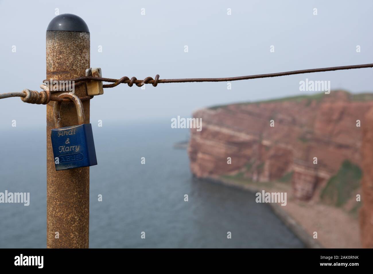 Amore bloccare anche noto come amore lucchetto bloccato in filo contro il Lange Anna (Tall Anna) cliff di Helgoland, Germania Foto Stock