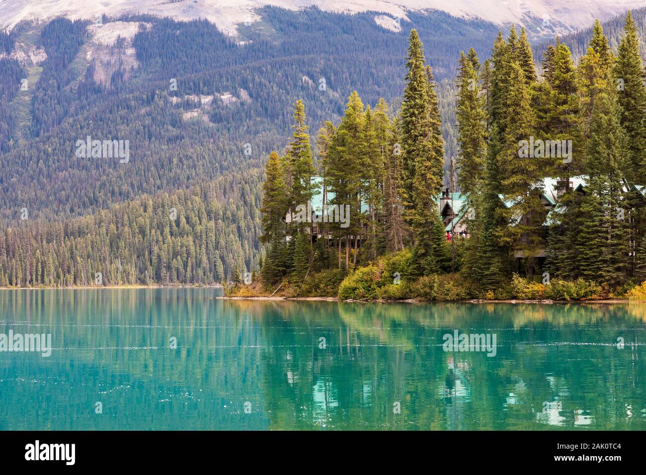 Emerald Lake Lodge nel settembre nel Parco Nazionale di Yoho, British Columbia, Canada [alcuna proprietà di modello o versioni disponibili per le licenze editoriali onl Foto Stock