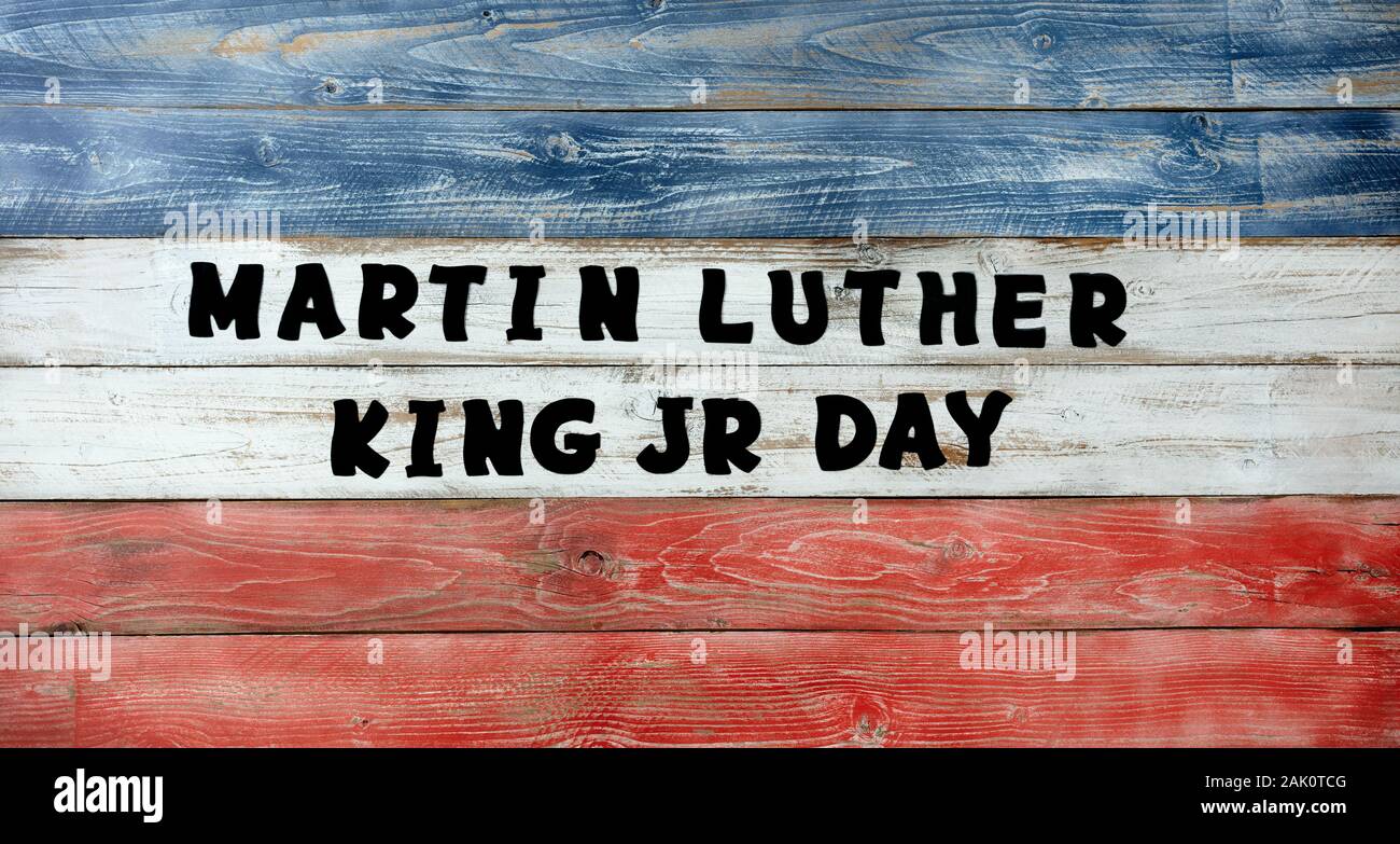 Martin Luther King Jr giorno grandi lettere testo sul rosso, bianco e blu di tavole di legno Foto Stock