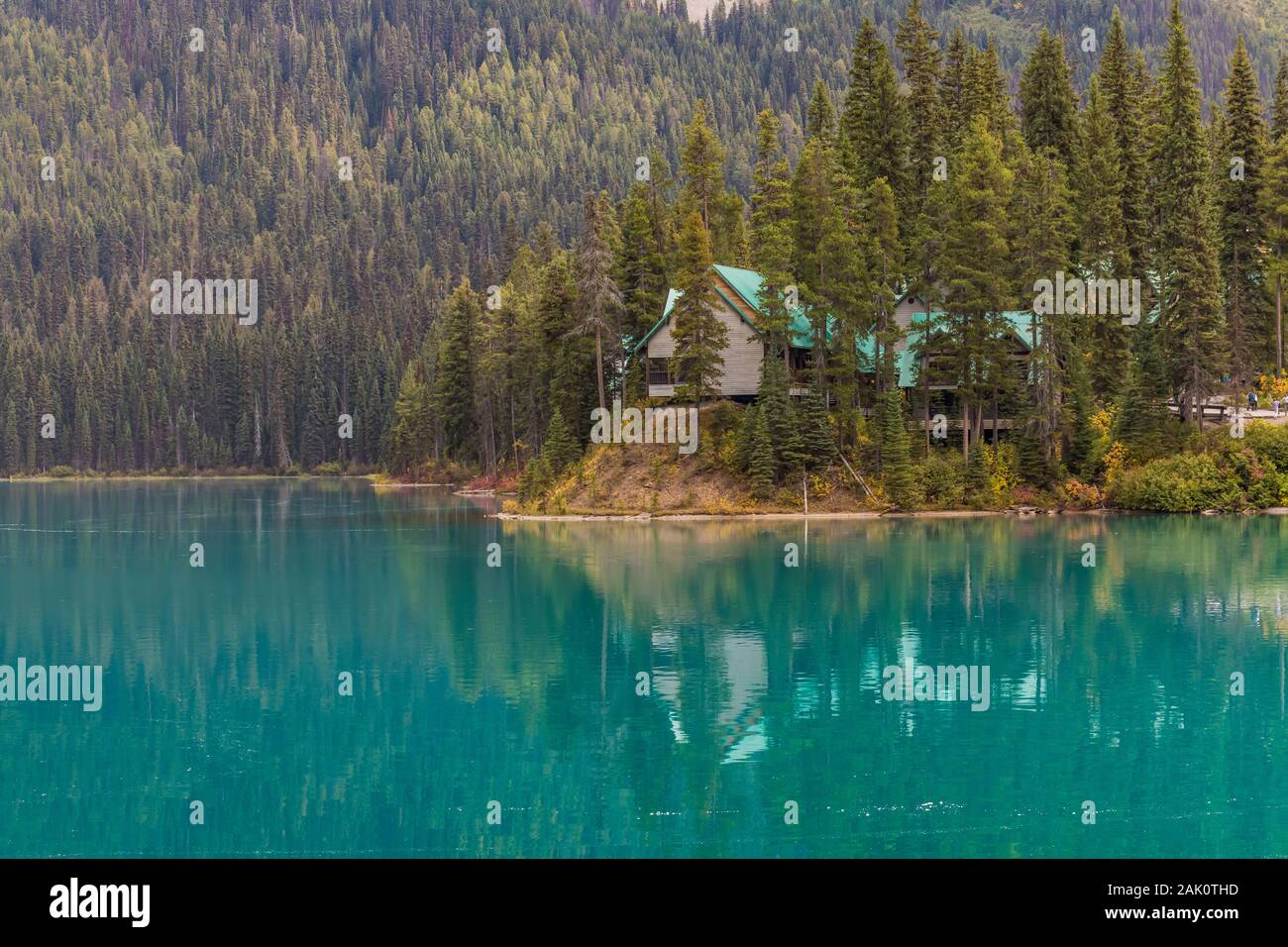 Emerald Lake Lodge nel settembre nel Parco Nazionale di Yoho, British Columbia, Canada [alcuna proprietà di modello o versioni disponibili per le licenze editoriali onl Foto Stock