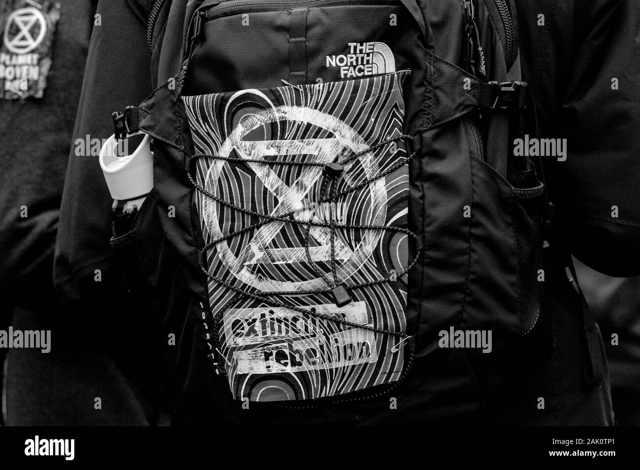 Logo in un sacchetto dalla ribellione Gruppo di estinzione alla dimostrazione sulla diga presso il 6-1-2020 Amsterdam Paesi Bassi 2020 In bianco e nero Foto Stock