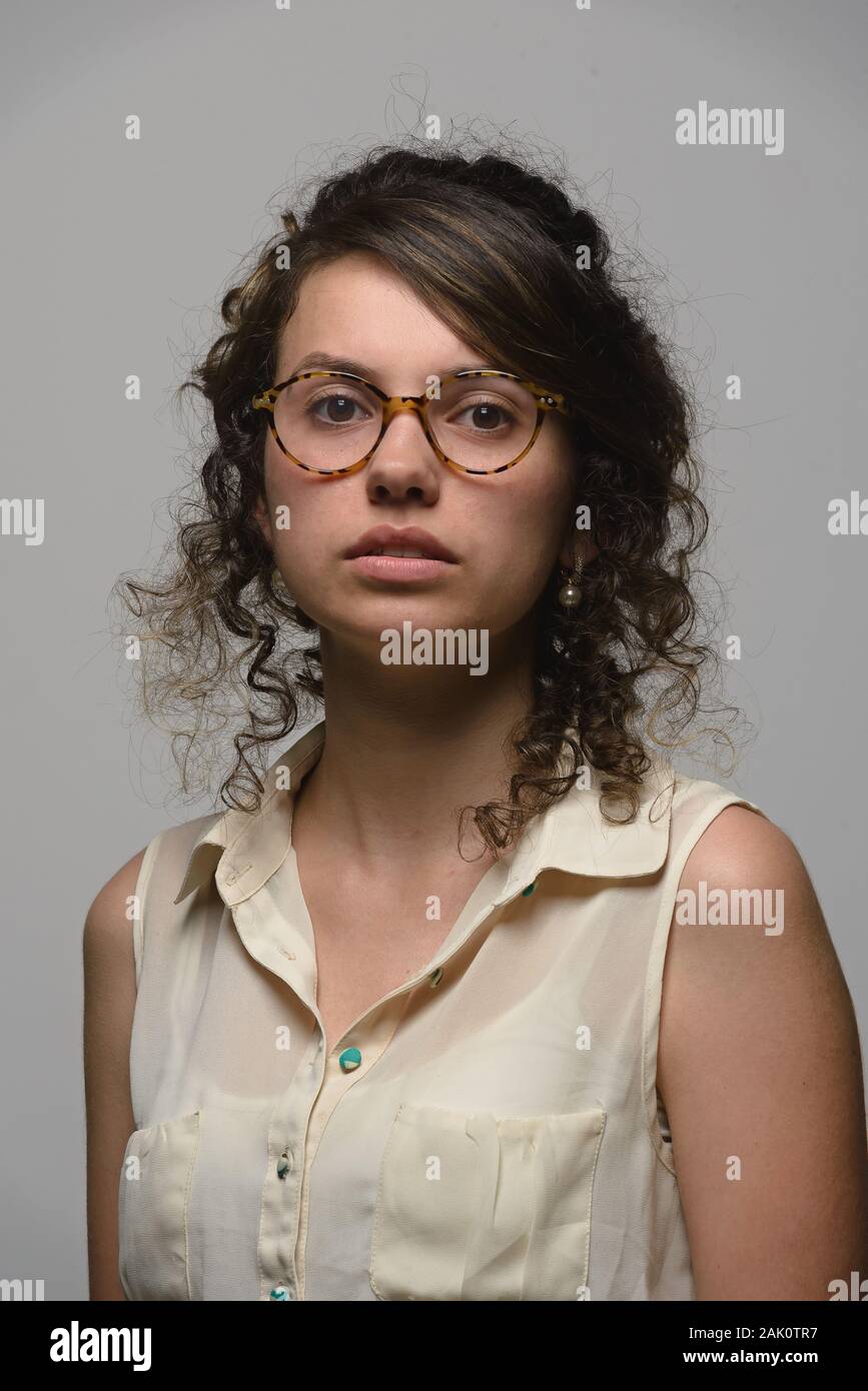 Ritratto di giovane donna latino con occhiali Foto Stock