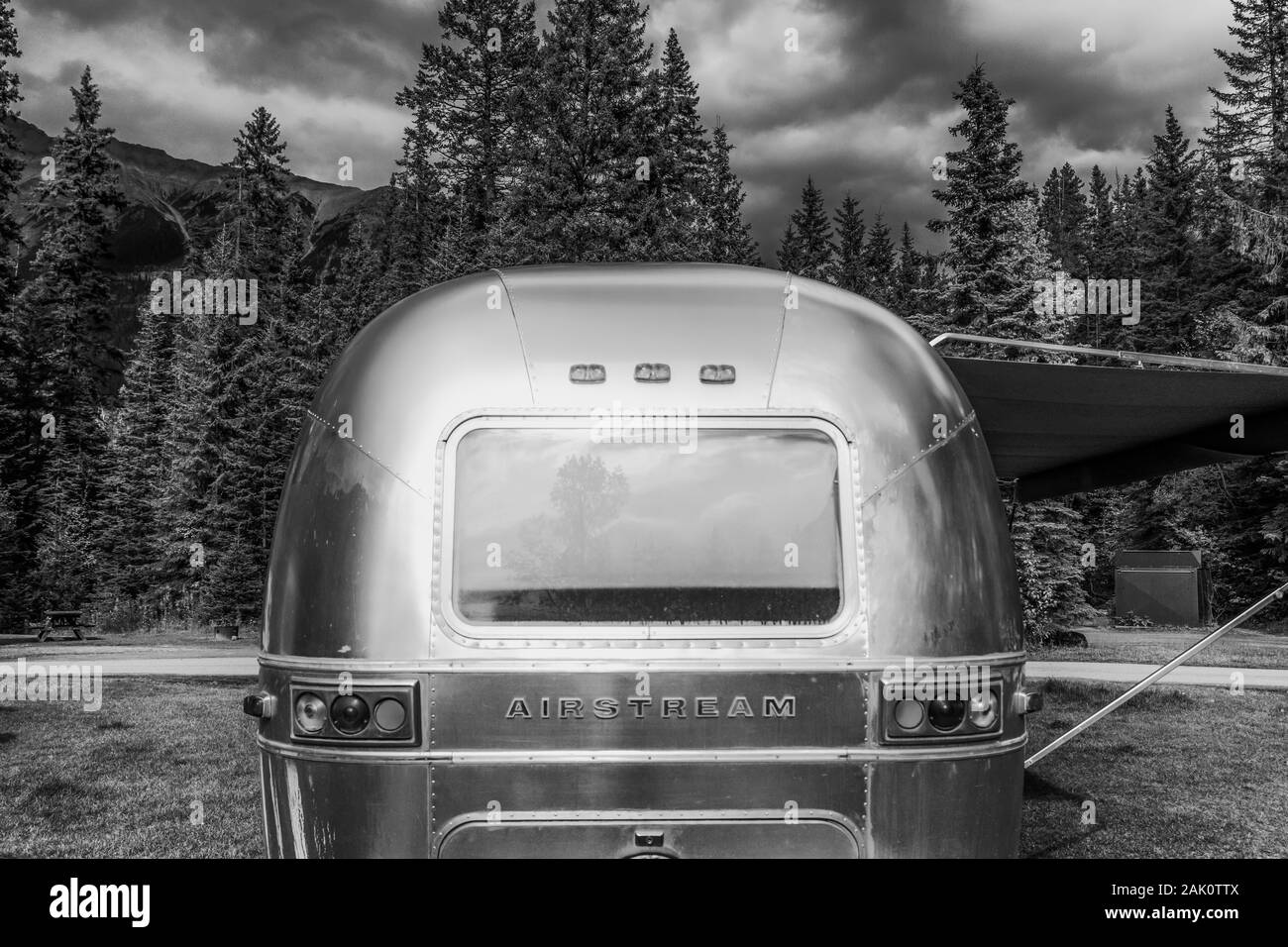 Rimorchio Airstream in settembre nel Parco Nazionale di Yoho, British Columbia, Canada [alcuna proprietà di rilascio; disponibile per editoriale solo licenza] Foto Stock