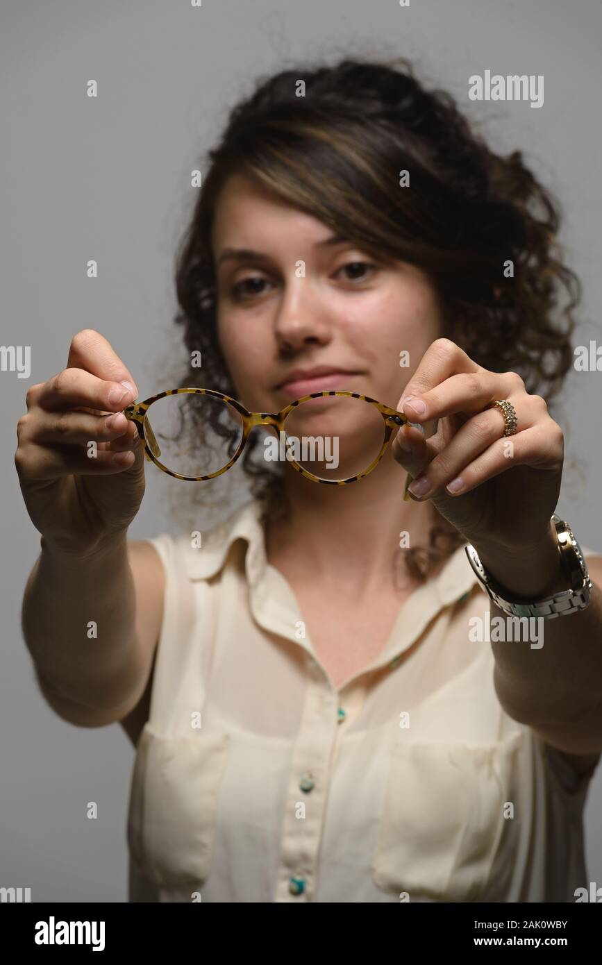 Ritratto di giovane donna latino con occhiali Foto Stock