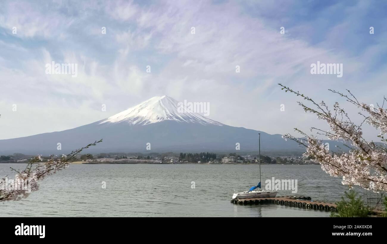 Il monte Fuji e una barca sul Lago Kawaguchi in Giappone Foto Stock