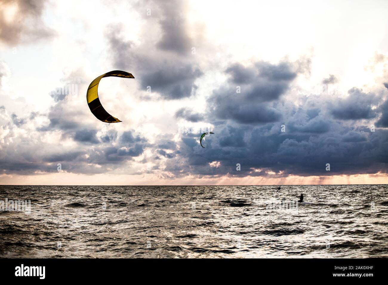 Il kite surf - kite boarding vicino al tramonto Foto Stock