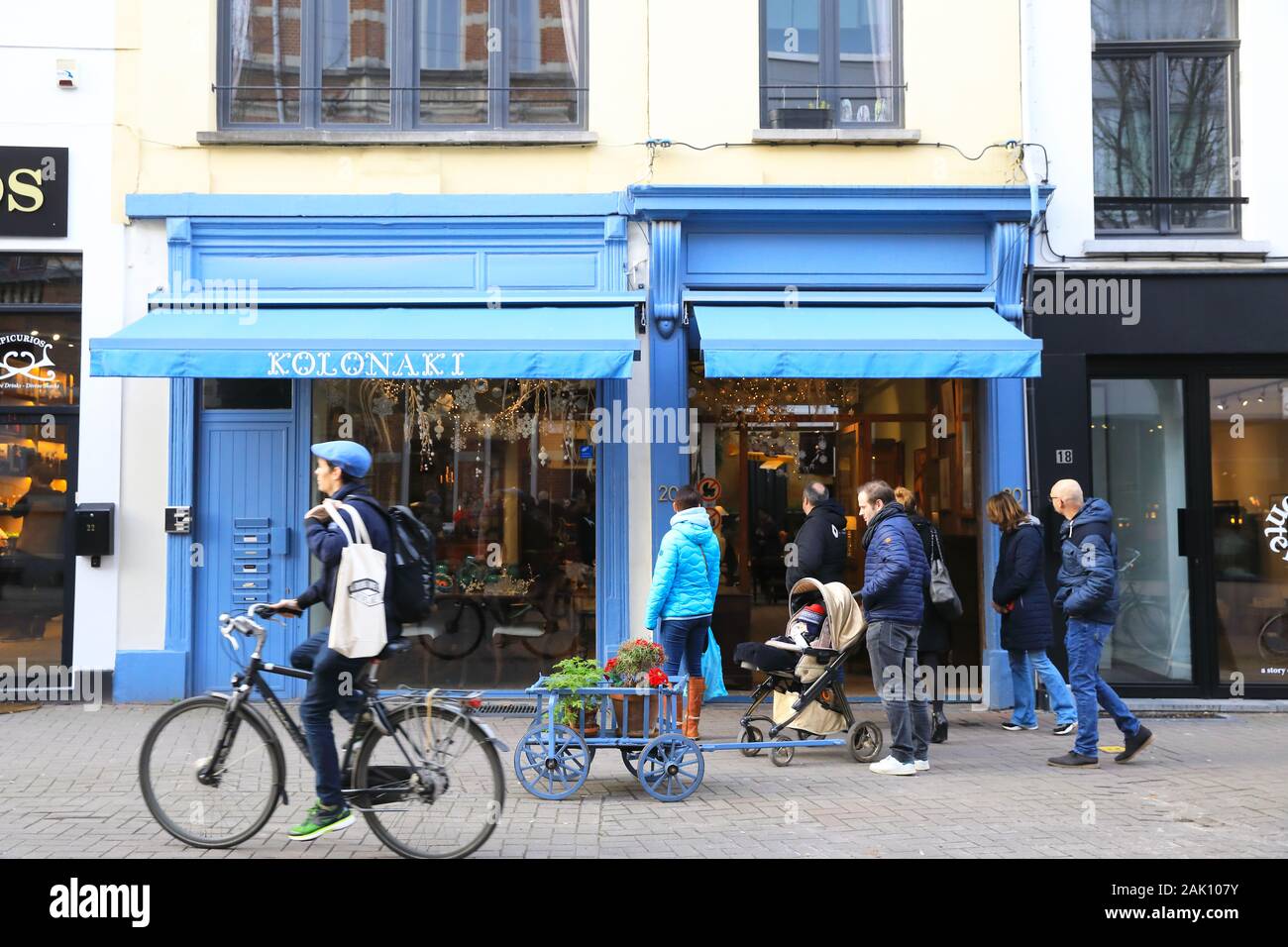 La Kloosterstraat, a sud di Anversa, dove hipsters hanno impostato caffetterie con mobili vintage e alla moda e negozi di seconda mano, in Belgio, Europa Foto Stock