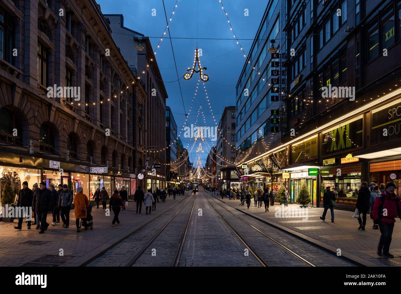 Aleksanterinkatu con rotaie del tram e le luci di Natale a Helsinki in Finlandia Foto Stock