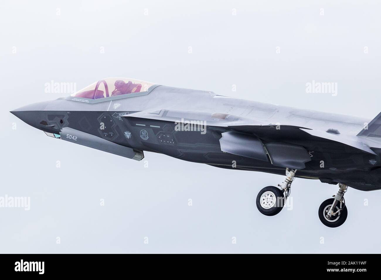 F-35A stealth fighter innalzando il suo atterraggio nel luglio 2016 visto presso il Royal International Air Tattoo, Gloucestershire in Inghilterra. Foto Stock