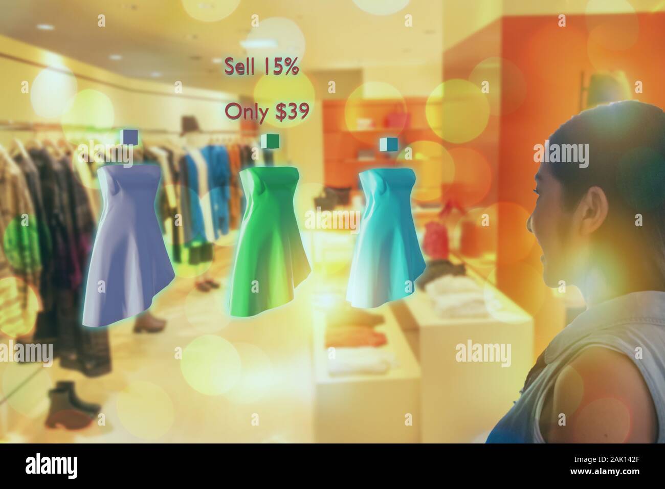 Iot smart retail tecnologia futuristico concetto, felice ragazza tenta di utilizzare smart display con virtuale o di realtà aumentata nel negozio al dettaglio o per scegliere Foto Stock