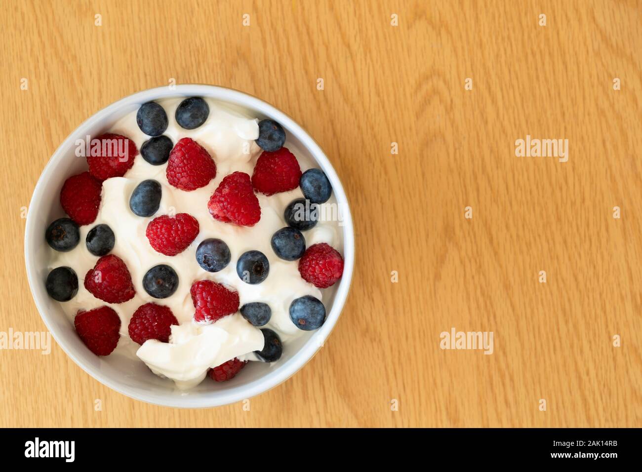 Una coppa di frutta e yogurt - Nozione - cinque al giorno per mangiare in modo sano, nuovo anno di risoluzione, una sana prima colazione Foto Stock