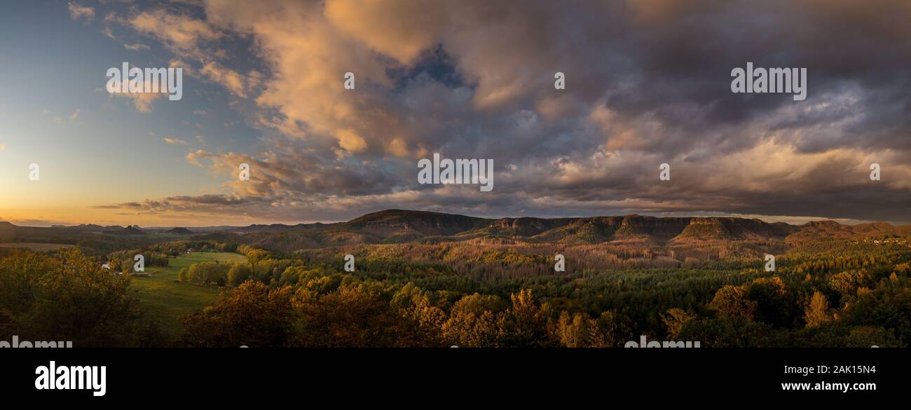 Paesaggio autunnale al tramonto - montagne e splendide nuvole, colline della Svizzera boema e il Parco Nazionale della Svizzera sassone, cechi e Germania Foto Stock