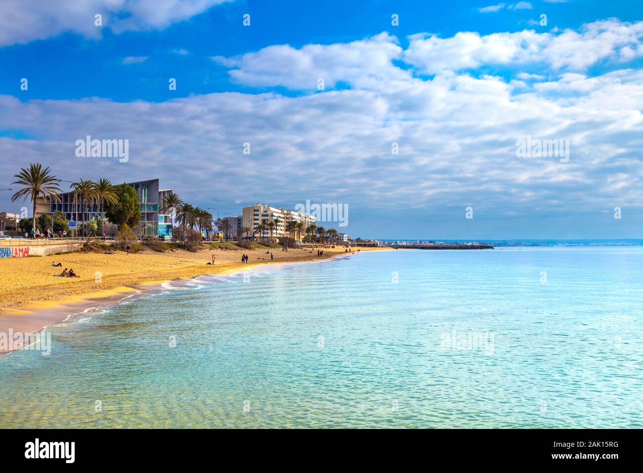 Platja de Can Pere Antoni spiaggia e mare azzurro acqua, Mallorca, Spagna Foto Stock