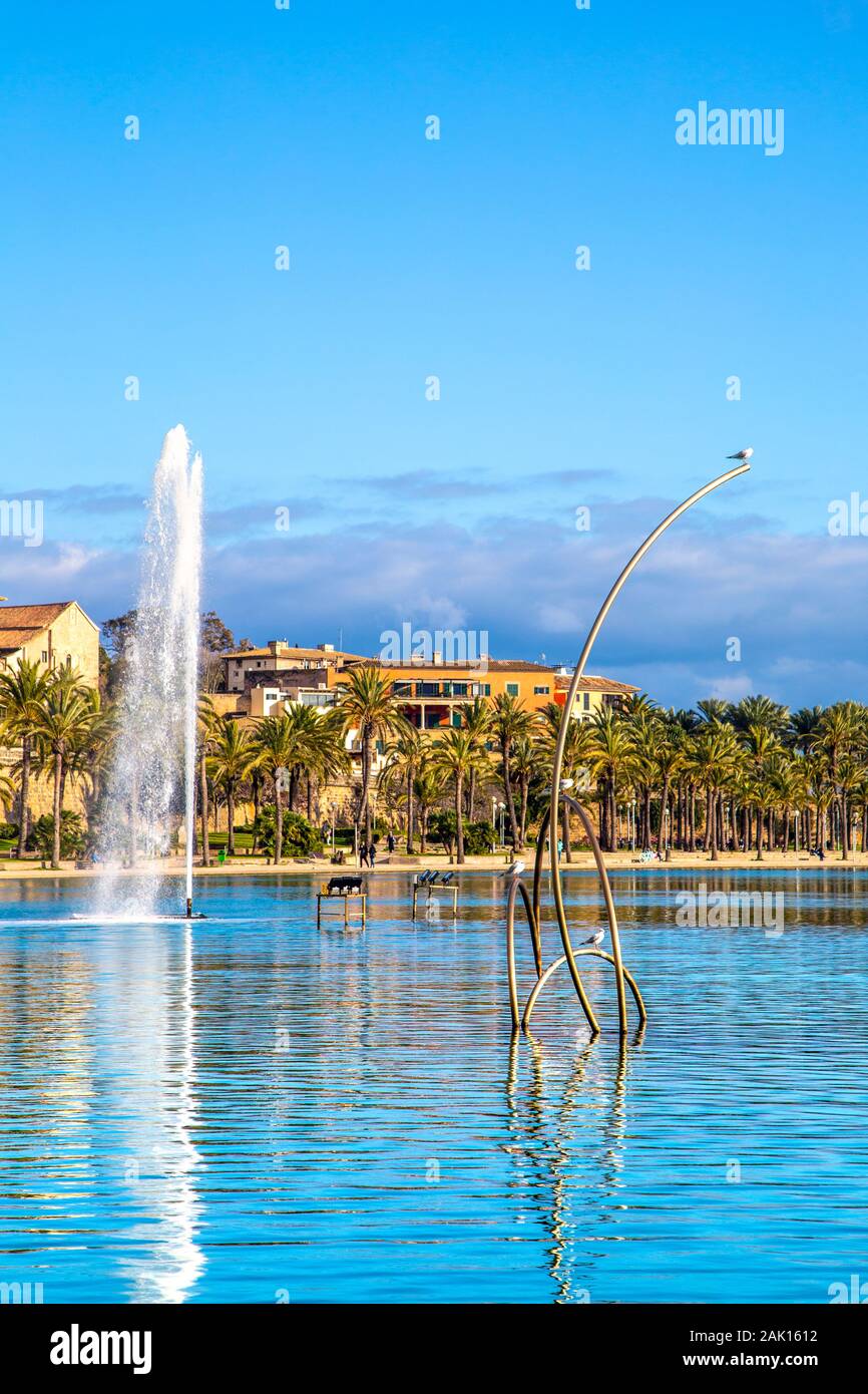 Arte moderna nel Parc De La Mar FONTANA, "Linies sfiato al II' scultura (1983) da Andreu Alfaro, Palma di Mallorca, Spagna Foto Stock