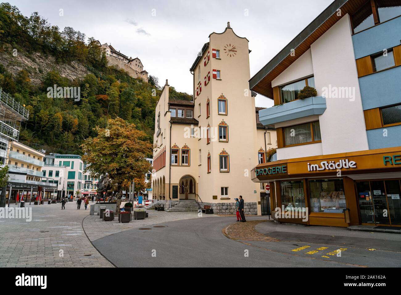 Vaduz, Liechtenstein - strade della città con il castello di Vaduz fino in montagna Foto Stock