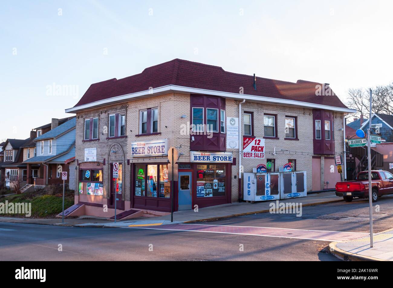 Distribuzione McBroom, un quartiere birra store situato su Braddock Avenue in The Regent intorno quadrato, Swissvale, Pennsylvania, STATI UNITI D'AMERICA Foto Stock