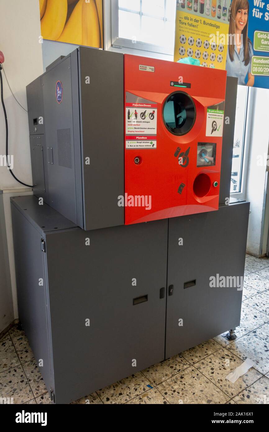 Una macchina per il riciclaggio della plastica (Revendo 7300 di Wincor Nixdorf) in un negozio di alimentari a Coburg, Baviera, Germania. Foto Stock