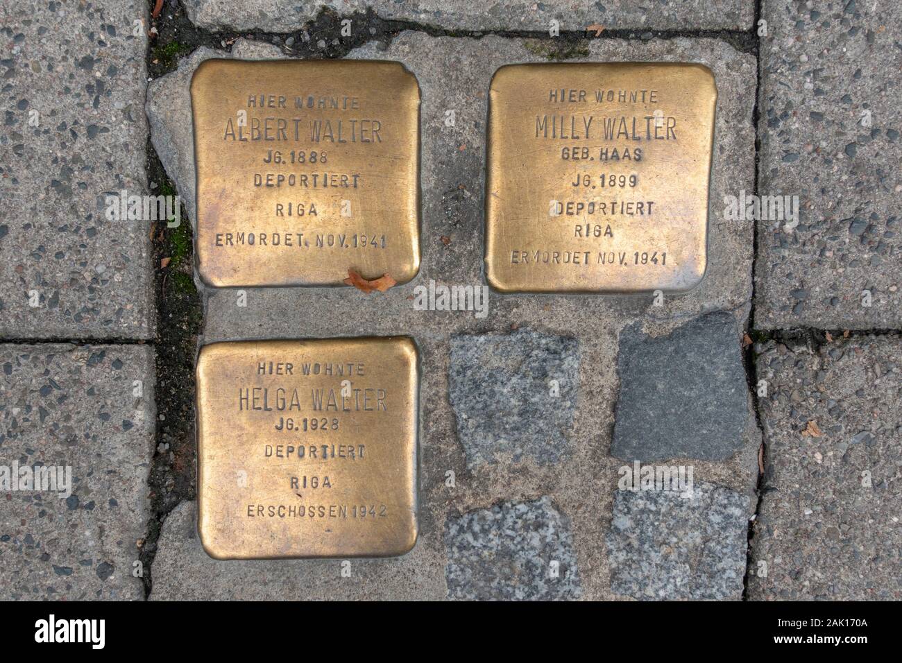 Pietre da burattare segnapunti commemorativi dell'Olocausto per Albert, Milly e Helga Walter a Coburg, Baviera, Germania. Foto Stock