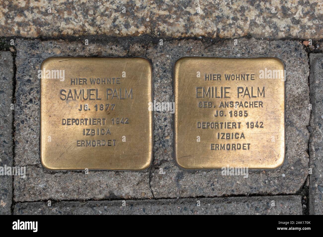 "Pietre di burattatura" segnapunti commemorativi dell'Olocausto per Samuel ed Emilie Palm a Coburg, Baviera, Germania. Foto Stock