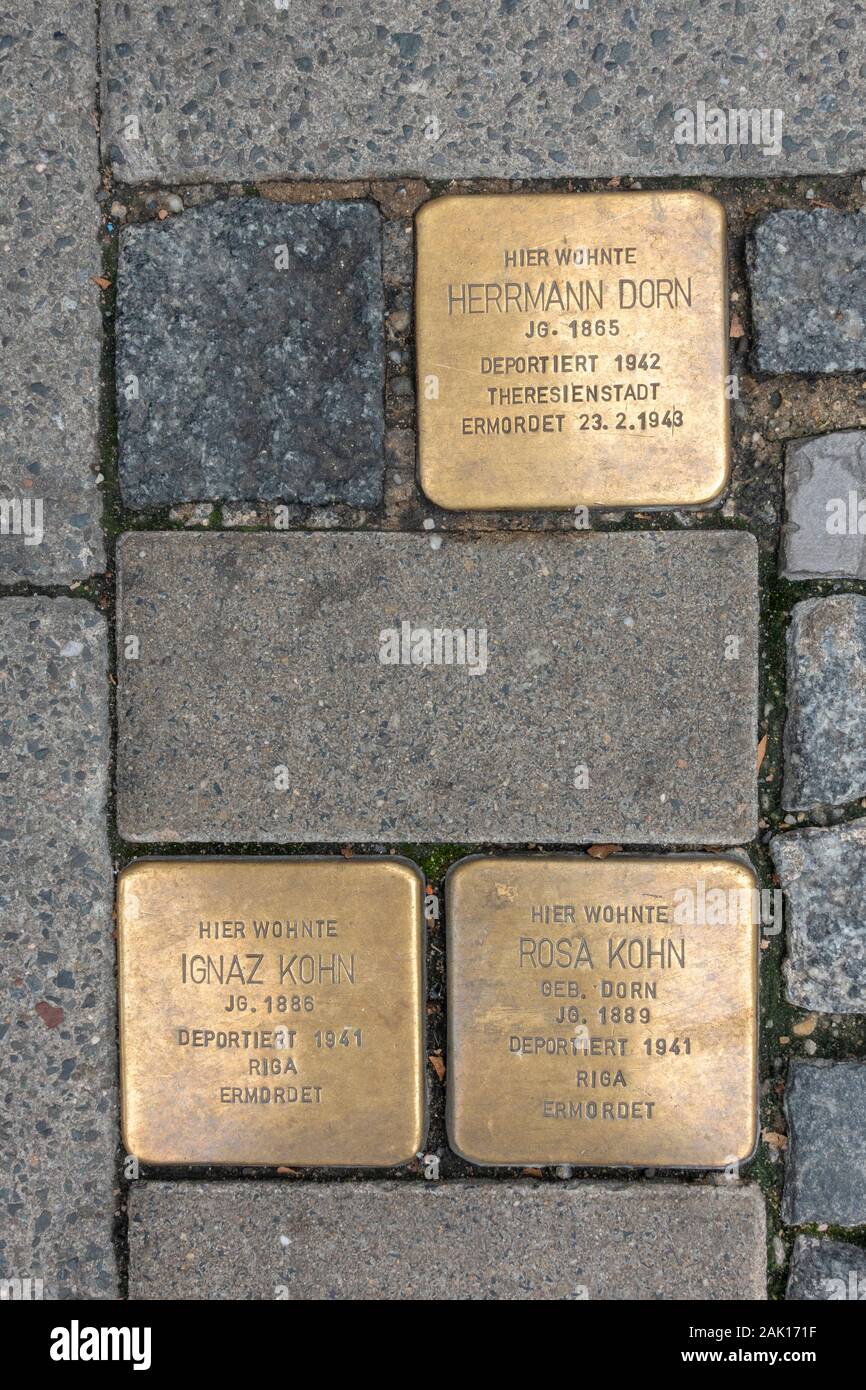 Pietre da burattone segnapunti commemorativi dell'Olocausto per Herrmann Dorn, Ignaz Kohn e Rosa Kohn a Coburg, Baviera, Germania. Foto Stock