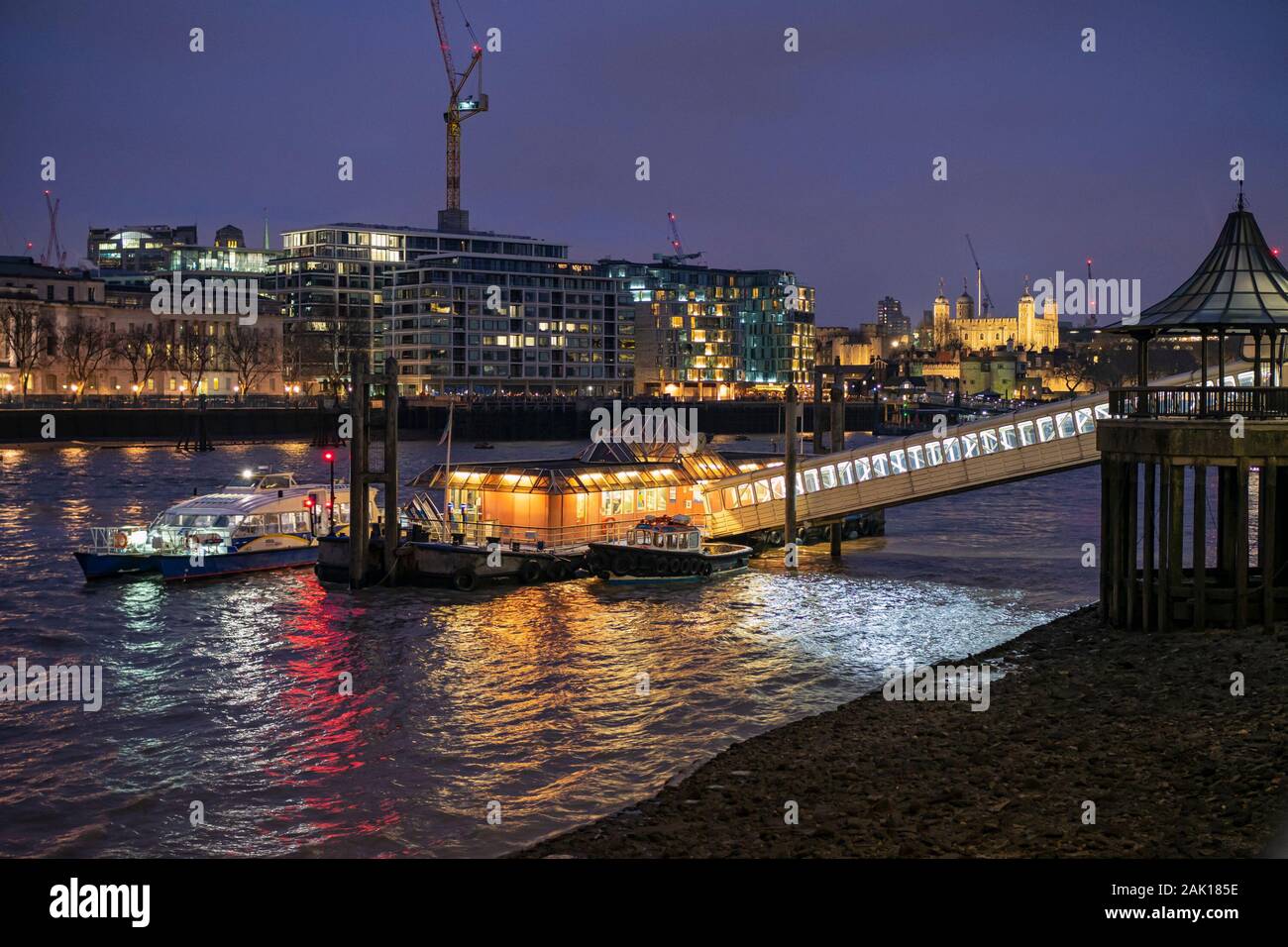 LONDRA, Regno Unito - 19 GENNAIO 2019: Un autobus MBNA Clipper sul London Bridge City Pier si è acceso di notte Foto Stock