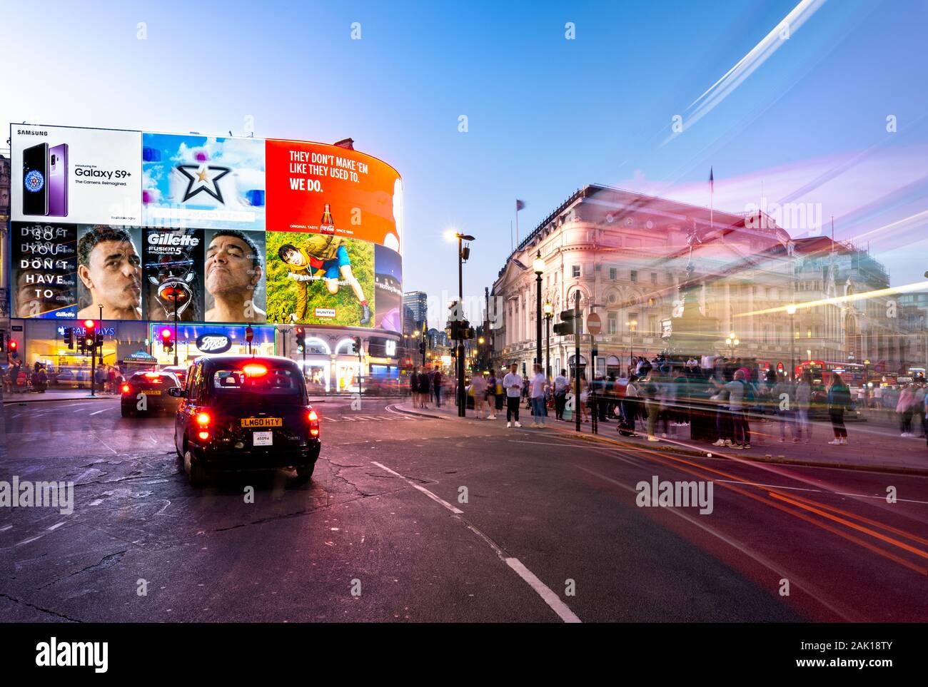Londra , Inghilterra, UK-Giugno 29, 2018: famosi Piccadilly Circus insegne al neon brilla di notte. Questi segni sono diventati una delle principali attrazioni di Londra Foto Stock