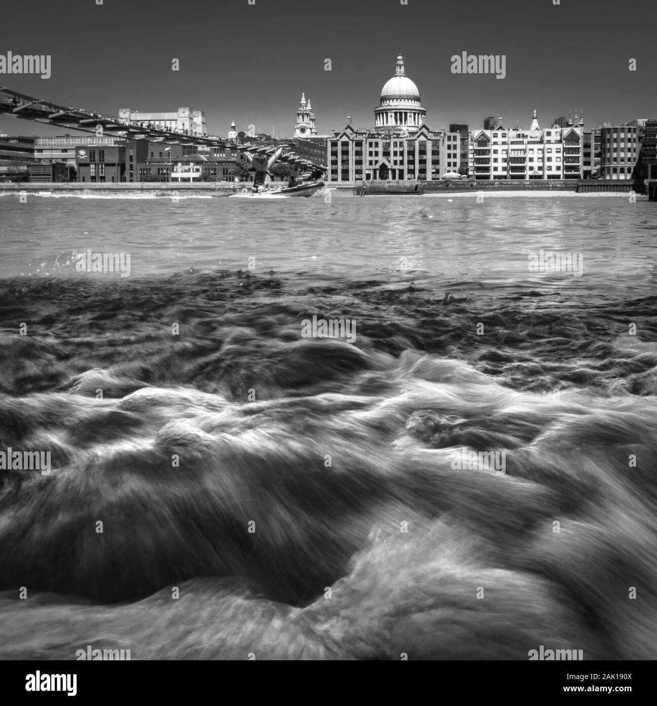 Millennium Bridge e la Cattedrale di San Paolo a Londra Foto Stock