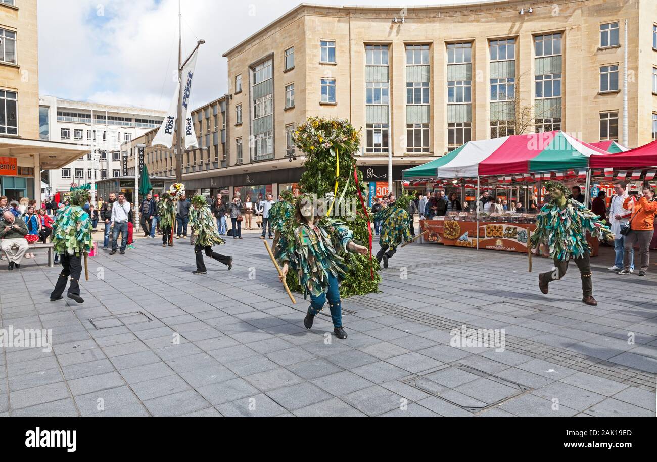 Jack in verde e i suoi servi sfilano per le strade di Bristol, UK per celebrare il giorno di maggio il 4 maggio 2013. Questo apparentemente cerimonia pagana infatti nacque agli inizi del periodo moderno. Foto Stock