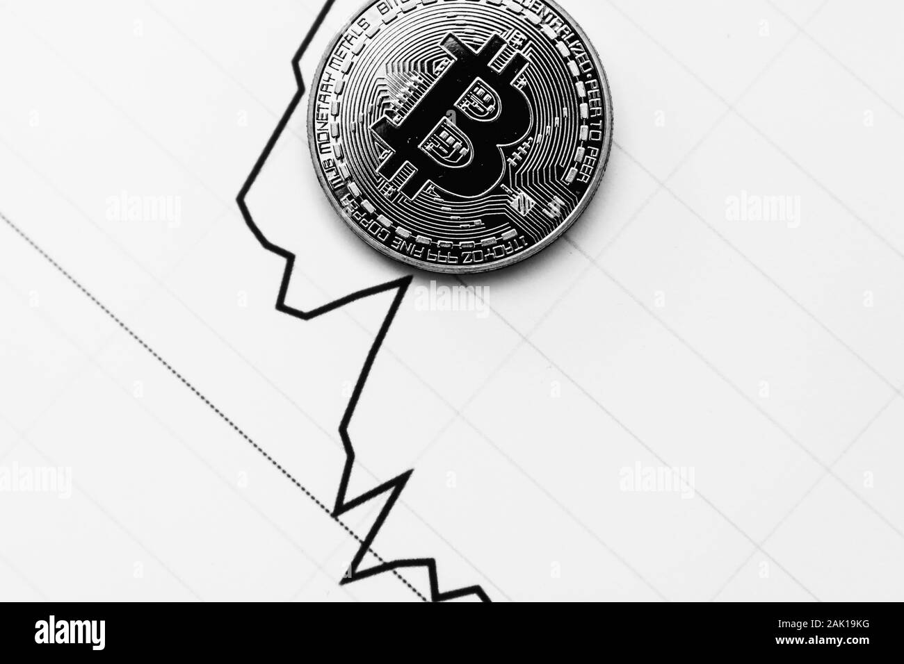 Bitcoin su un nero e sfondo bianco. Cryptocurrency trading. Foto Stock