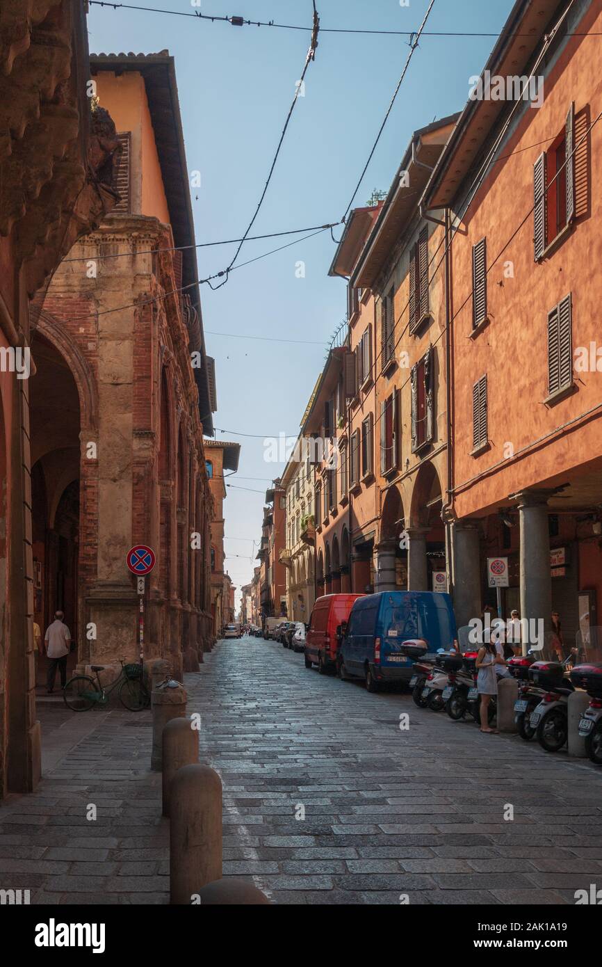 Bologna, Italia - 27 Giugno 2019: Strada Maggiore su una mattina di sole Foto Stock