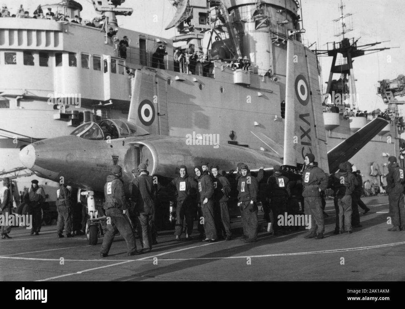 HMS Eagle degli anni Cinquanta con un prototipo di aeromobile da il Supermarine company Foto Stock