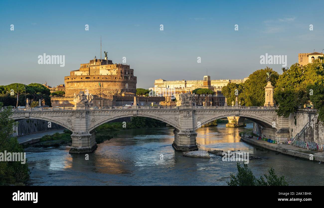 Bellissima vista sul fiume Tevere e Castel Sant'Angelo a Roma. Persone senza dimora camp sotto il ponte - Roma, città eterna, Italia Foto Stock