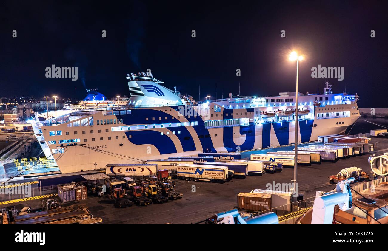 Civitavecchia, Roma, Italia - notte foto del traghetto GNV per la Sardegna. Foto Stock