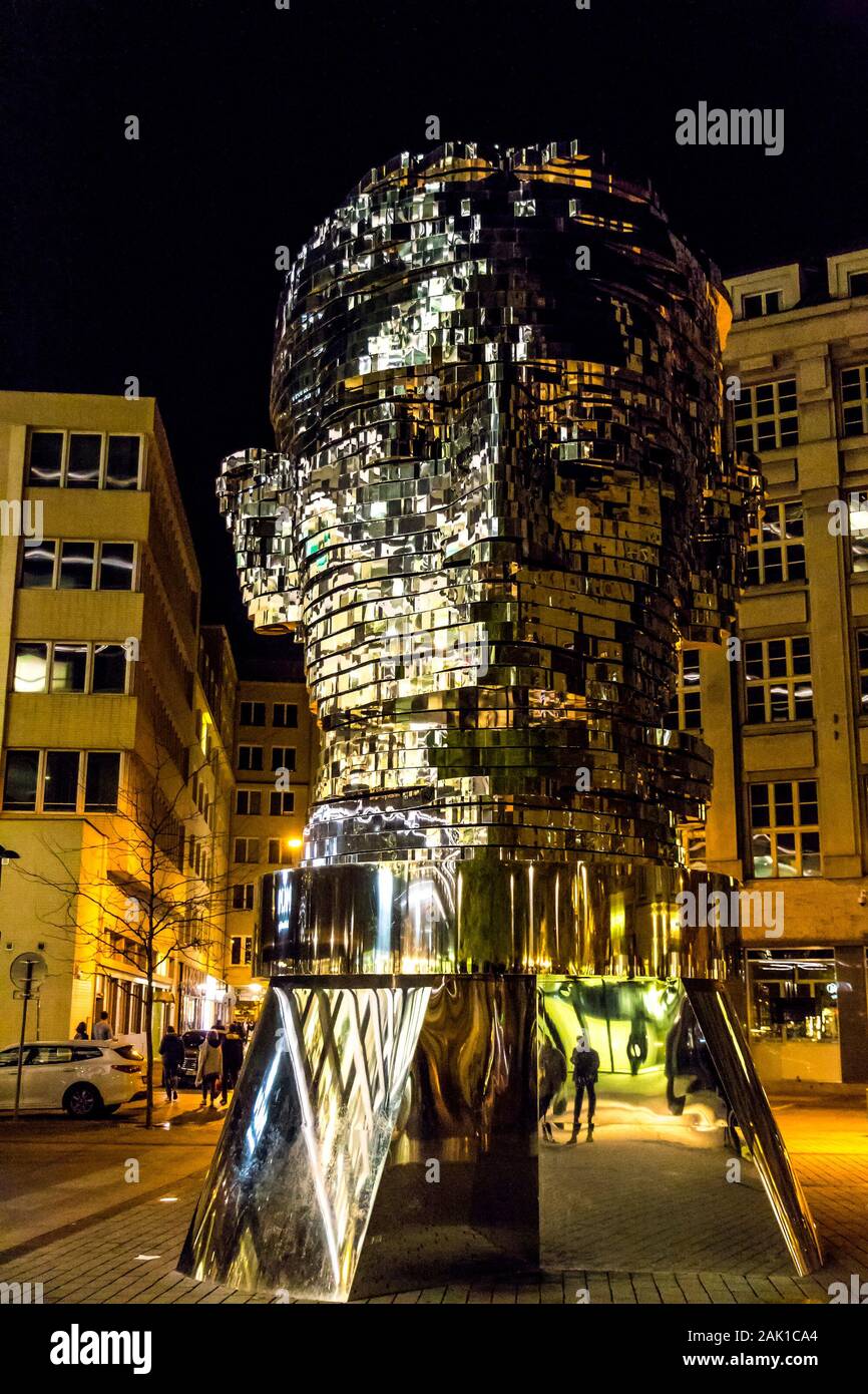 Praga, Repubblica Ceca - 25 Ottobre 2019: la testa di Franz Kafka, noto anche come la statua di Kafka. Scultura all'aperto dall'artista David Cerny, situat Foto Stock