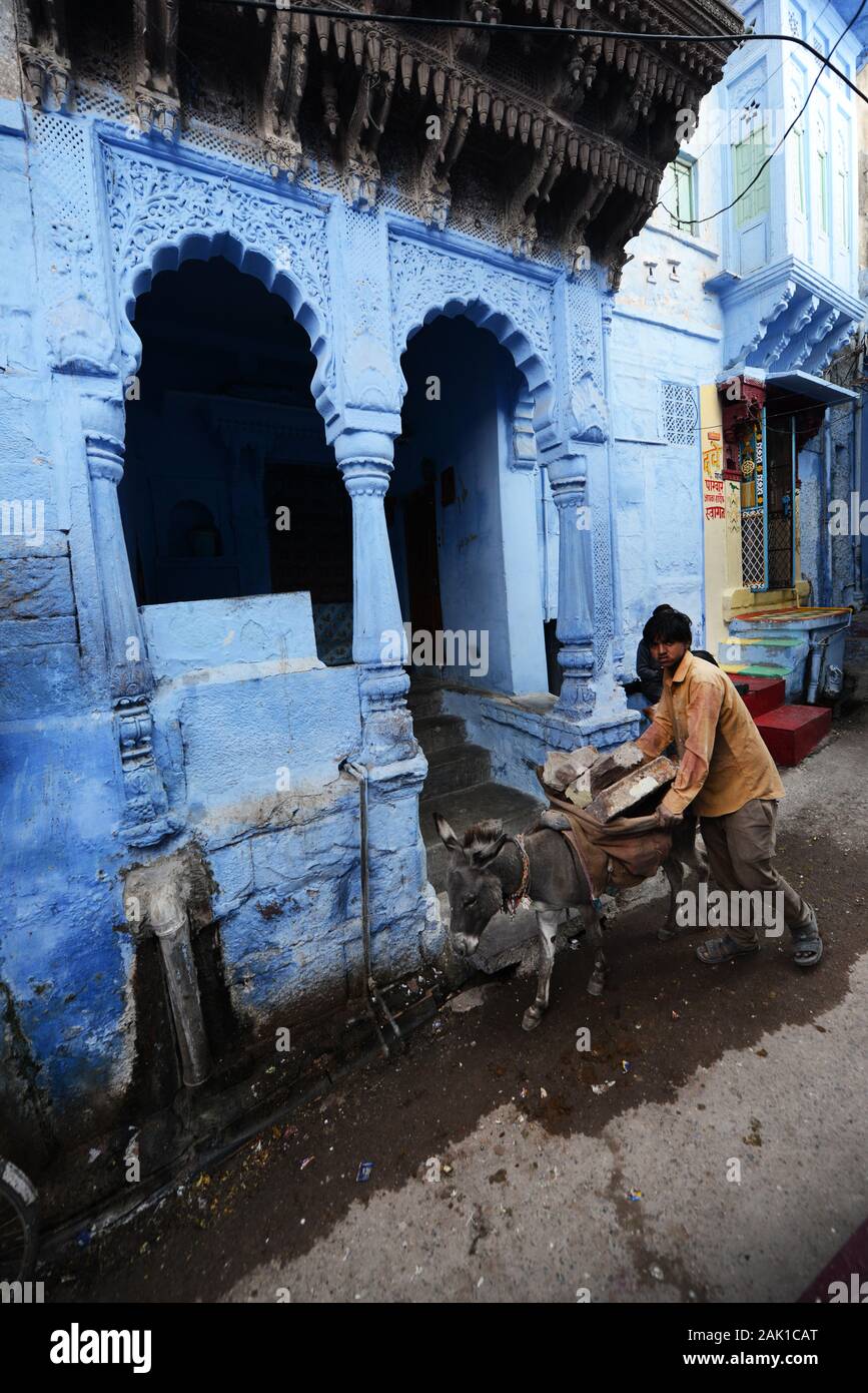 Le strade strette nella città blu di Jodhpur, India. Foto Stock
