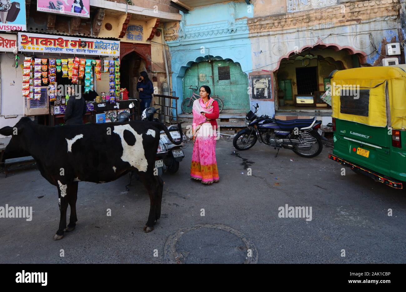 Le strade strette nella città blu di Jodhpur, India. Foto Stock