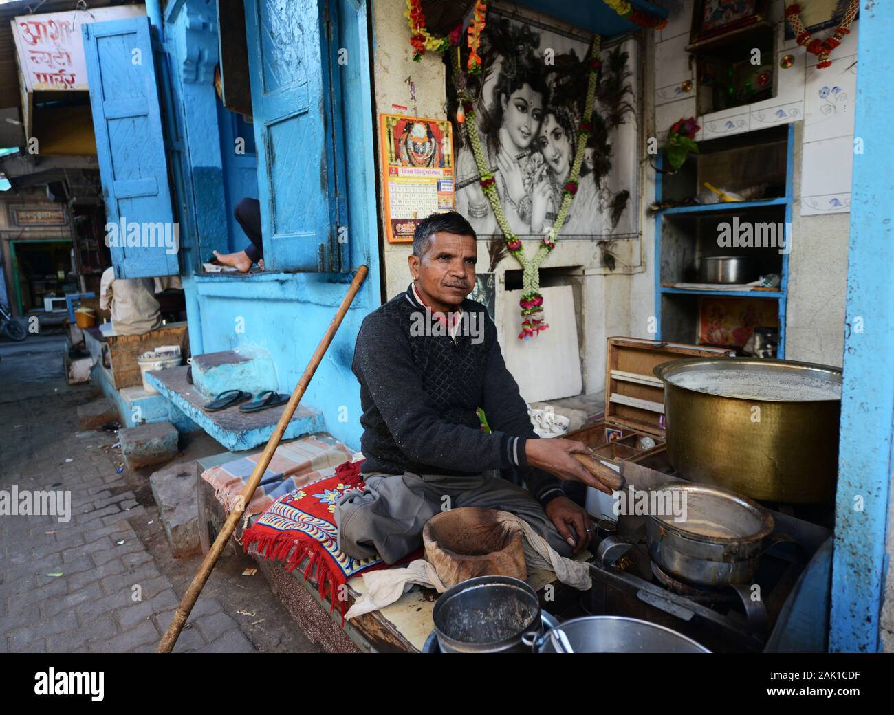 Preparare il Chai indiano in un piccolo negozio nelle strade strette nella città blu di Jodhpur, India. Foto Stock