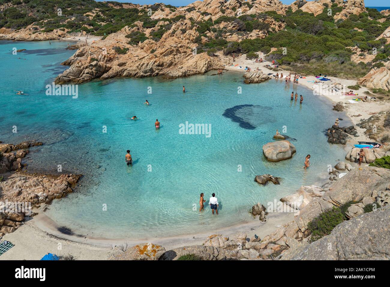Vista su Cala Napoletana sull isola di Caprera dal di sopra. L'acqua turchese della Sardegna, Cala Napoletana nell'Arcipelago di La Maddalena Foto Stock