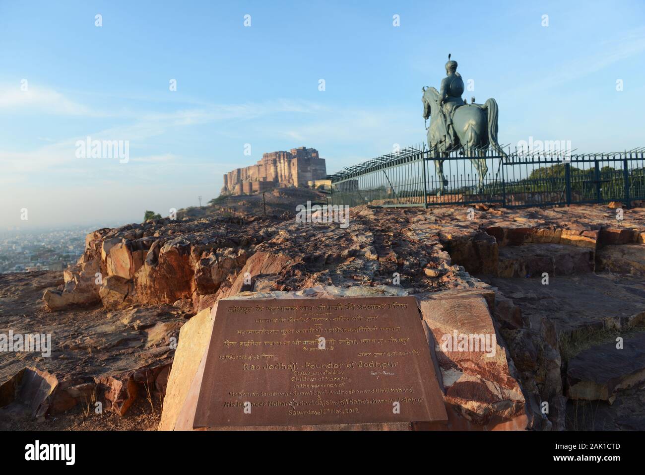 Statua equestre in bronzo collinare raffigurante Rao Jodha, il fondatore 15th-secolo di Jodhpur. Foto Stock