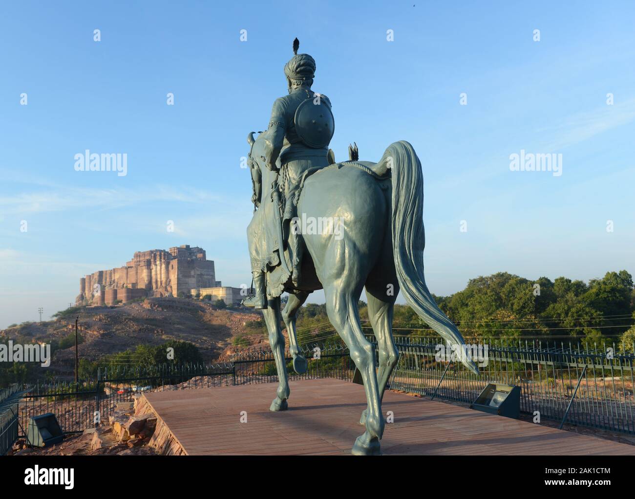 Statua equestre in bronzo collinare raffigurante Rao Jodha, il fondatore 15th-secolo di Jodhpur. Foto Stock