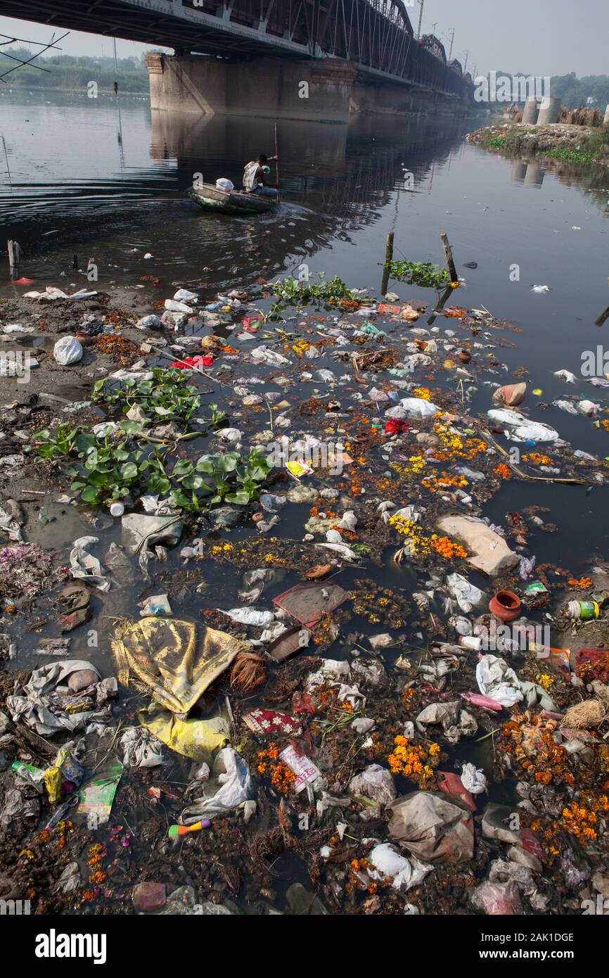 Spazzatura sulle rive dell'inquinamento del fiume Yamuna a Delhi Foto Stock