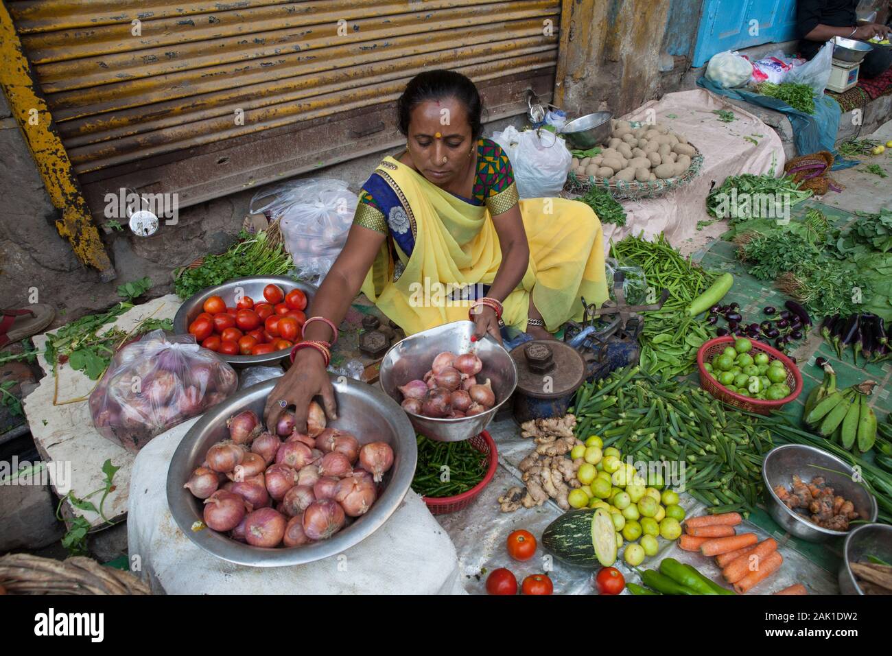 Venditore a vendere verdure nella vecchia città di Delhi Foto Stock