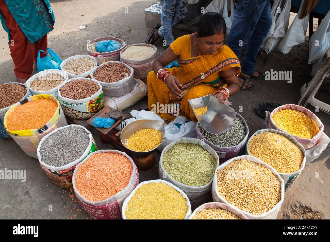 Un venditore nel mercato delle spezie a Chandni Chowk la città vecchia di Delhi Foto Stock